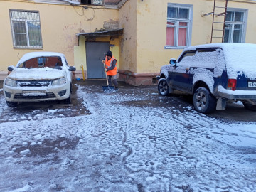Мкр. Цемгигант, уборка придомовой территории и контейнерных площадок , посыпка тратуарных дорожек от наледи по улицам Карла Маркса д. 5,26,9,9а,7,7а и Ленинская, д. 23