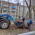 Мкр.Цемгигант, Ул.Карла Маркса, д.14 - уборка территории от листвы.