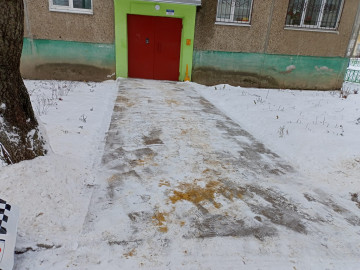 Мкр.Цемгигант , по ул. Мичурина , д. 7,9,13 посыпка входных групп песком от наледи .