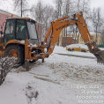 12.02.2023г. сотрудники УК "Пересвет- Фосфорит" вышли на расчистку дворовых территорий после обильного снегопада