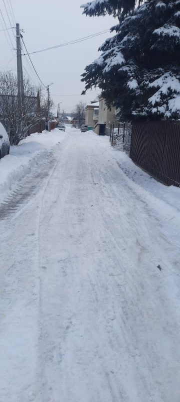 Поселок Хорлово, уборка придомовых территорий от снега и посыпка от надели по ул. Интернатская 9,10.