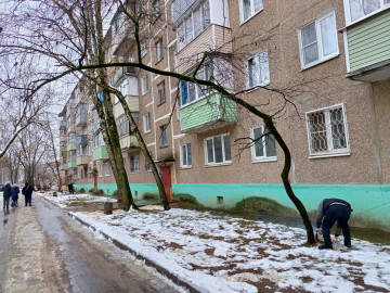 Мкр .Цемгигант ,ул.Беркино д.35, у МКД спилили дерево , накренившееся под тяжестью снега из-за непогодных условий.